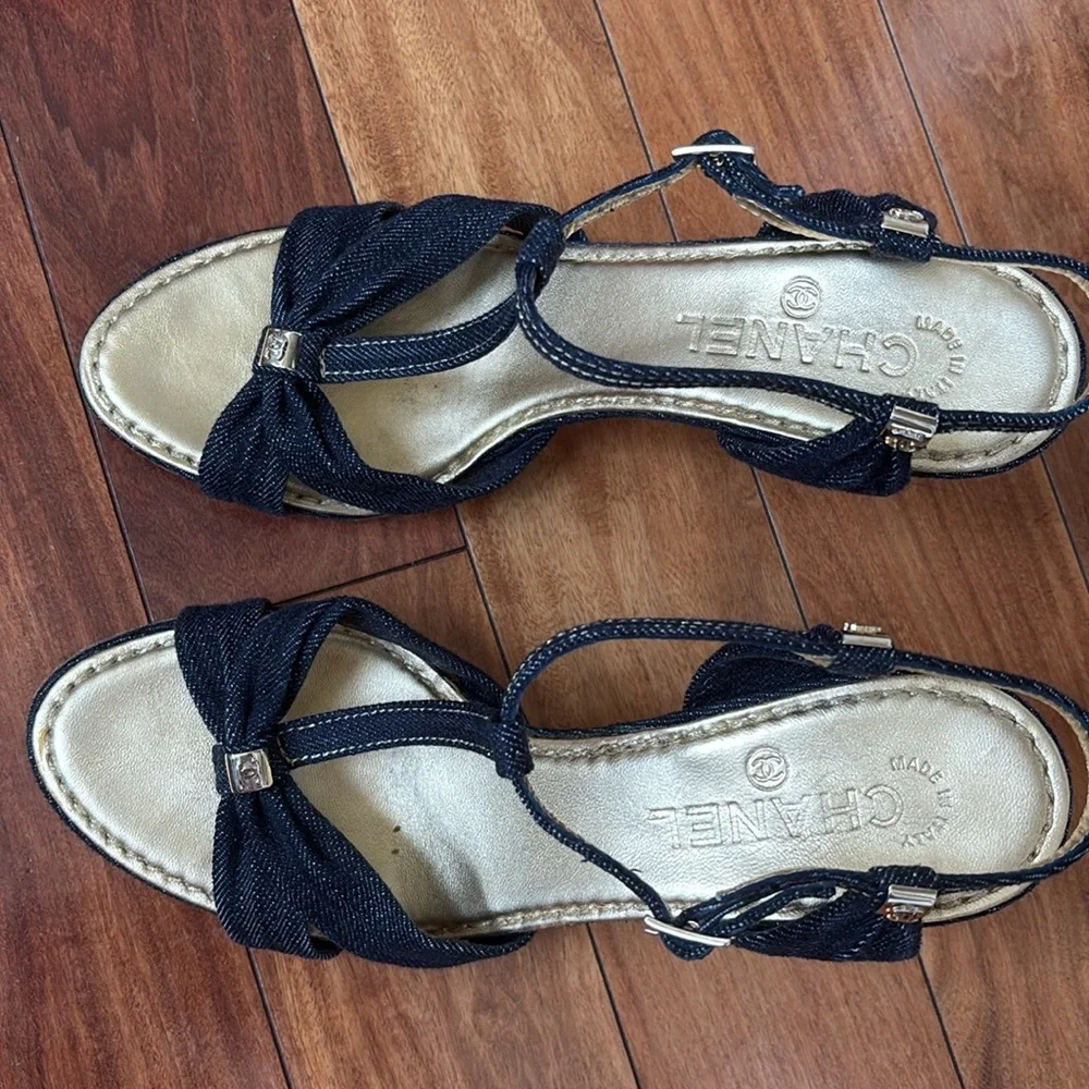 Authentic Chanel dark denim heels - Picture 3 of 9